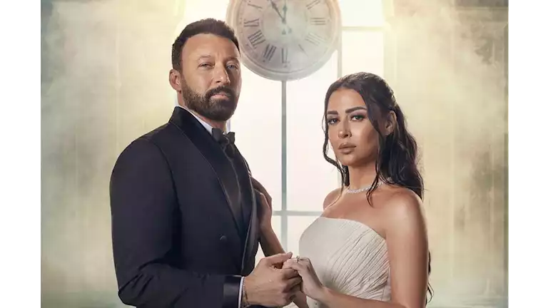 أسماء الممثلين في مسلسل في لحظة