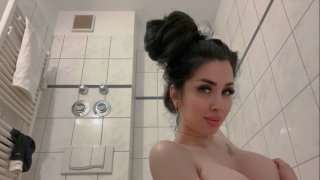 فيلم ميرا النوري مع صاحبها في الحمام