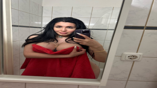 مقطع جماعي ميرا النوري مع شبابين في الفندق