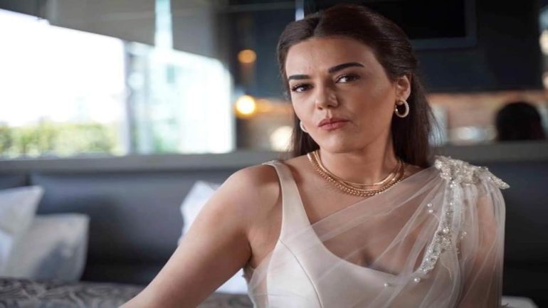 اعتزال الممثلة السورية دانا مارديني