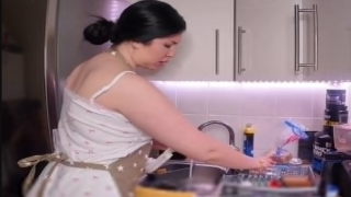 مقطع ميرا النوري الخدامة مع طالب الجامعة