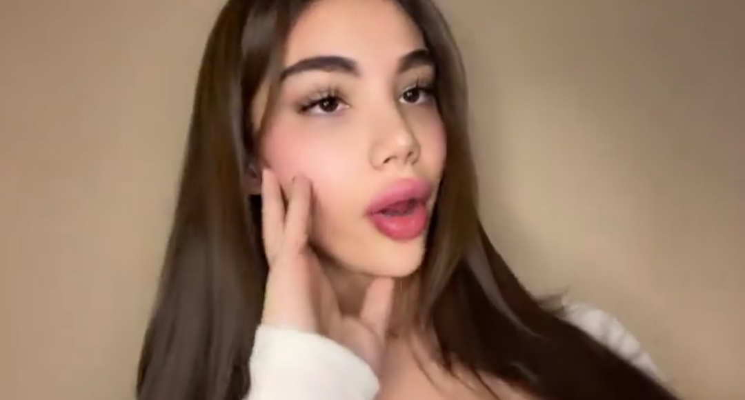 مقطع نايا خوري في المكتبة