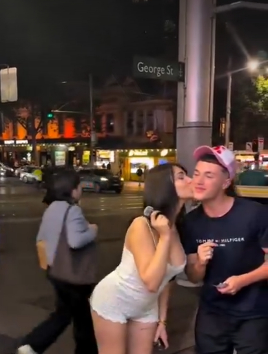 مقطع نايا الخيري مع صديقها